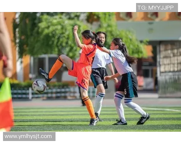 当代足球明星与青春女孩的魅力碰撞展现精彩瞬间 当代足球明星与青春女孩的魅力碰撞展现精彩瞬间